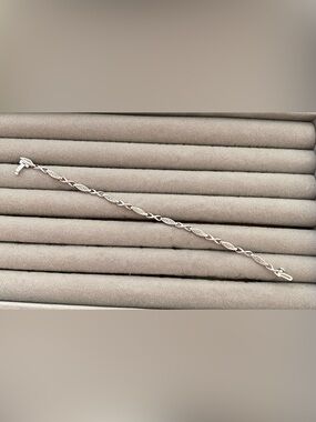 -RARE- VINTAGE INFINITY DIAMONDS .10crt Sterling Silver Bracelet (small/medium)